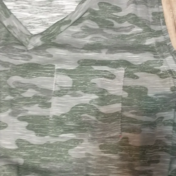 Bobbie Brooks Sz Medium Camo Tank Top - Picture 3 of 13